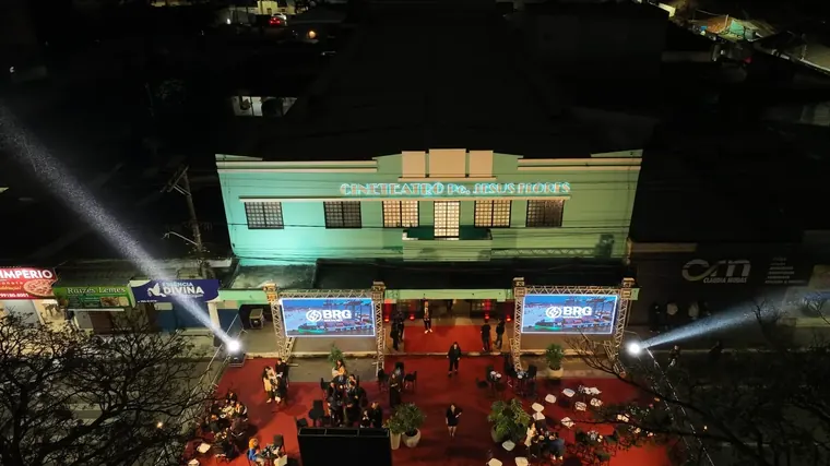 Fachada do Cineteatro Padre Jesus Flores iluminada na noite do lançamento