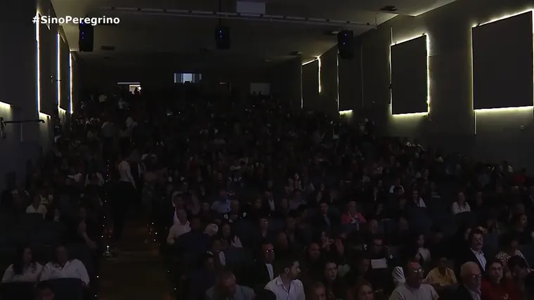 Sessão de exibição para o público no Cineteatro