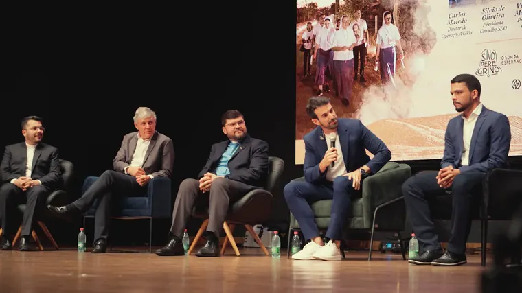 Painel com a equipe da série no palco