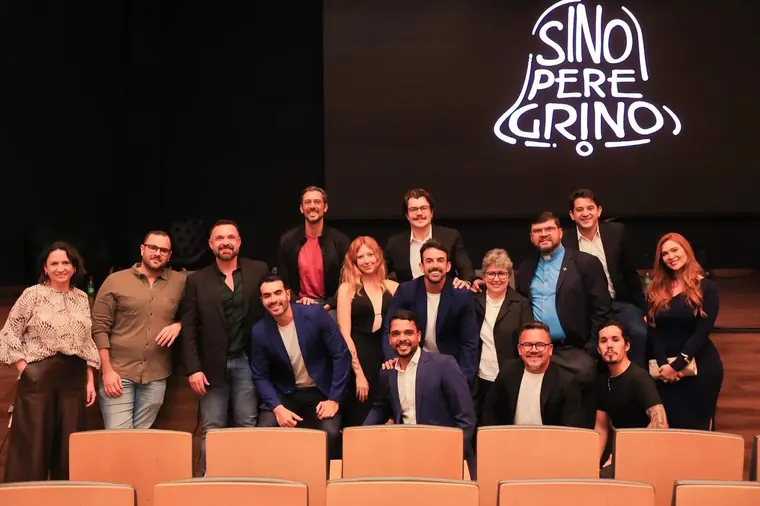Elenco e equipe da série reunidos no palco do lançamento